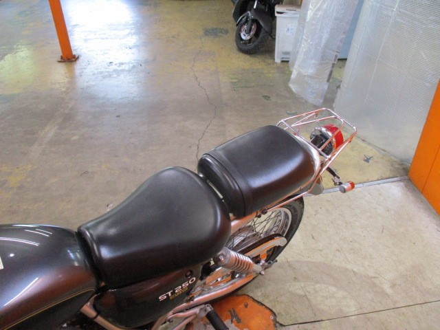 シートもこの通り破れもなくへたりもありません！あるととっても便利な社外キャリアも装備！タンデムも楽々